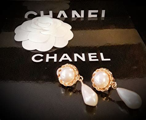 boucles d'oreilles chanel vide dressing|Boucles d'oreilles .